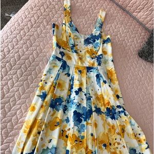 Muse size 8  We used to live in Hawaii and I wore this to business dinners